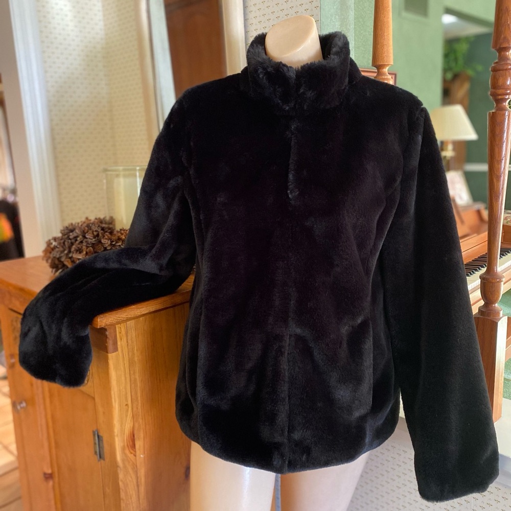 ๐ฅSEXY, soft๐FAUX FUR JACKET. 5 hook and eye closures. Like new.